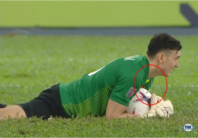 Tuy nhiên, không rõ sau đó ông vua áo đen người Australia có phát hiện ra hay không khi sợi dây chuyền không còn được đeo trên cổ người gác đền ĐT Việt Nam trong hiệp 2 của trận đấu.