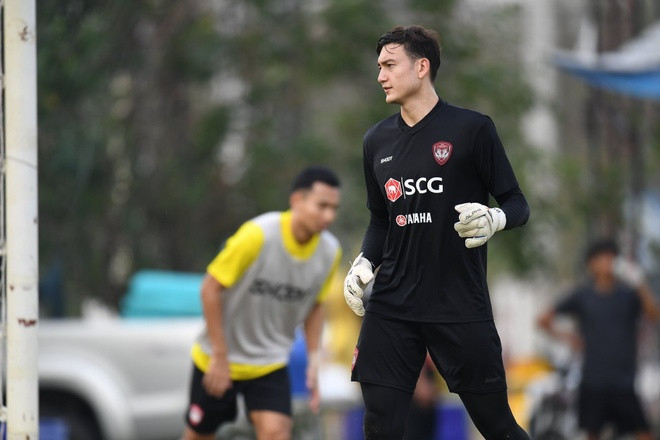 Chiếc dây chuyền bạc là vật bất ly thân với Văn Lâm, anh đeo nó cả khi bước ra sân tập. Thói quen này của thủ môn đội tuyển Việt Nam duy trì qua 3 đời HLV thủ môn và 3 đời HLV trưởng của Muangthong United.