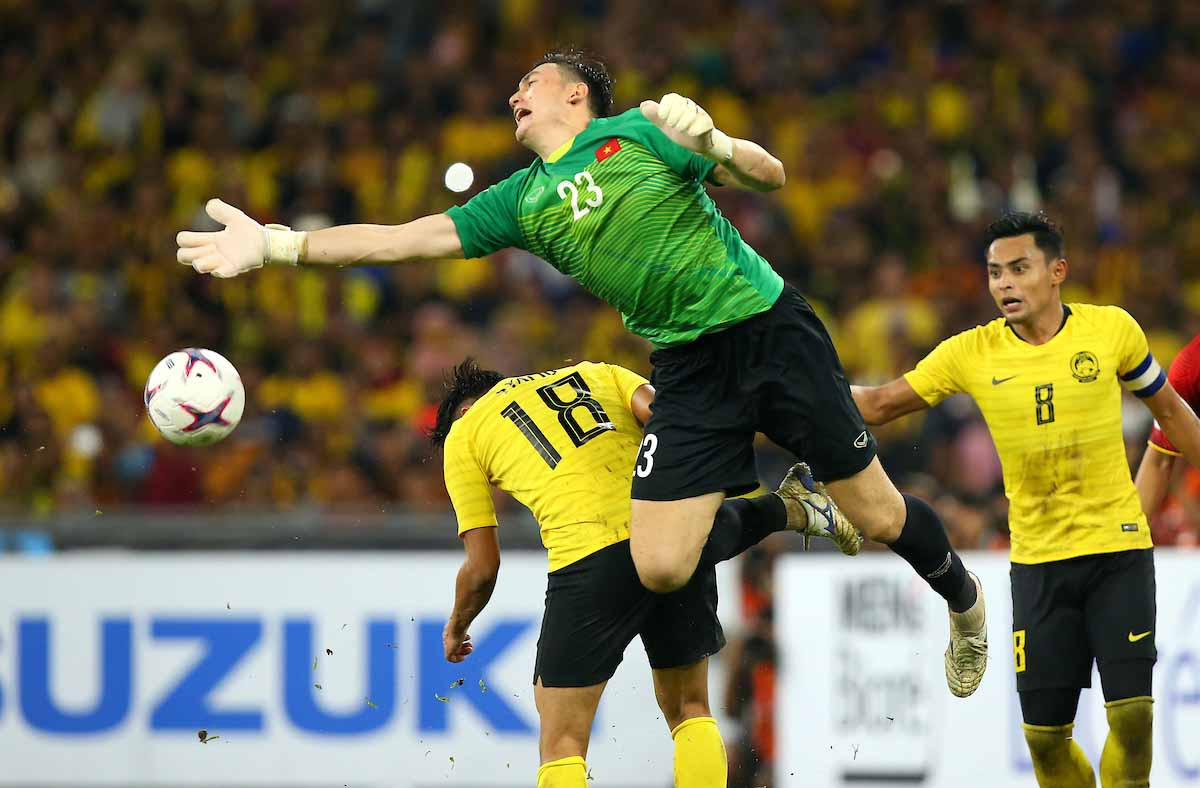 Thực tế, Đặng Văn Lâm không để lộ ra sợi dây chuyền khi bước ra SVĐ Bukit Jalil chào cờ và làm những nghi thức trước thềm trận Chung kết AFF Cup 2018. Rất khó để trọng tài chính Chirstopher Beath để ý điều này.