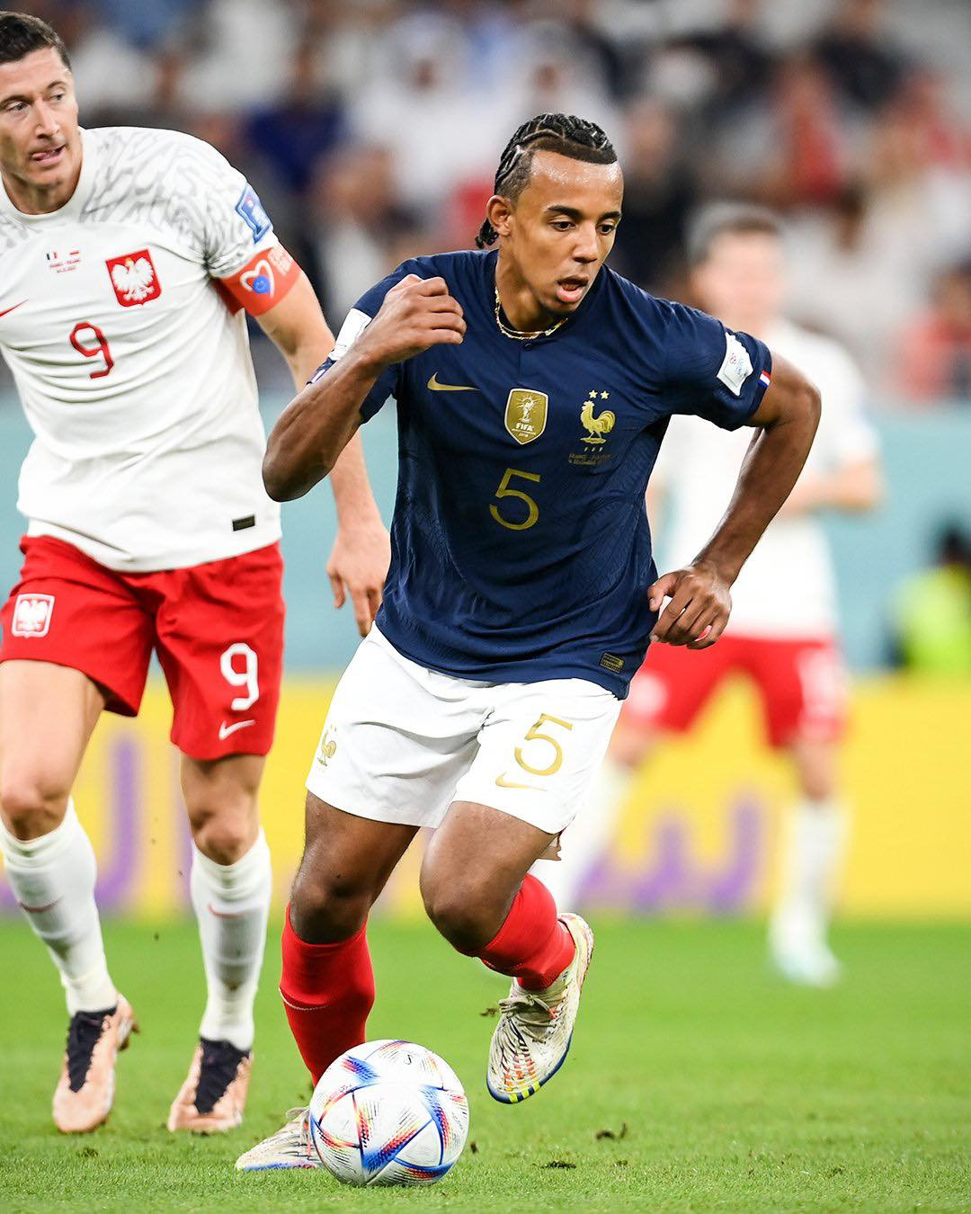 Gần như cả một hiệp thi đấu đầu tiên, Jules Kounde đã thoát khỏi sự để ý của trọng tài chính và cả các trợ lý.