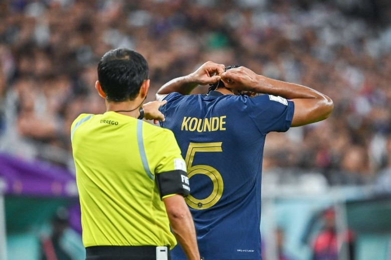 Hiện chưa có án phạt nào từ FIFA đưa ra với Kounde về việc đeo dây chuyền khi thi đấu.
