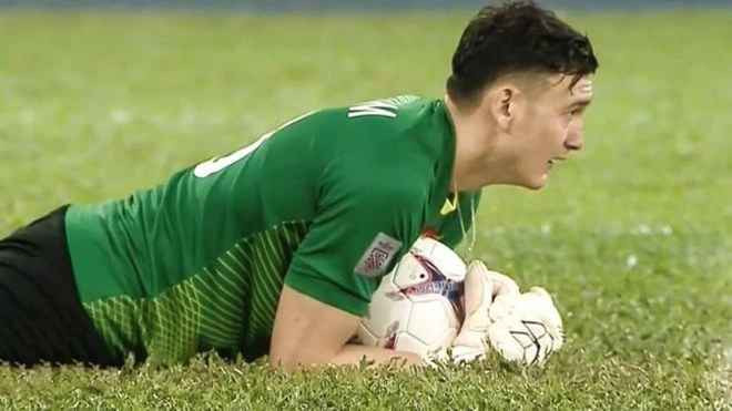 Trước đó, trong một pha bắt bóng cuối hiệp 1 trong trận Chung kết lượt đi AFF Cup 2018, ống kính máy quay ghi lại cảnh thủ môn đội tuyển Việt Nam là Đặng Văn Lâm có đeo chiếc dây chuyền ở cổ.