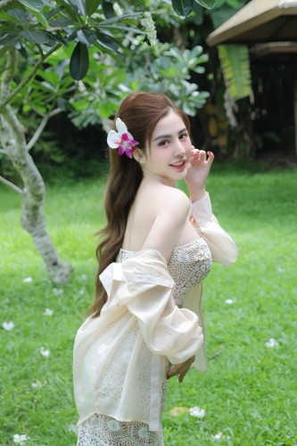 Hằng ngày, Trương Ngọc được chồng hỗ trợ quản lý nhân viên, làm việc với khách, giúp đưa đón con đi học...