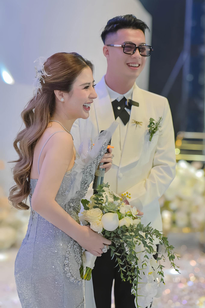 Cụ thể, trong đám cưới, Trương Ngọc nhận của hồi môn gồm 500 triệu đồng tiền mặt, 20 cây vàng, 13 sổ hồng, 25 sổ tiết kiệm tổng trị giá 25 tỷ đồng, bông tai hột xoàn, nhẫn kim cương. Tổng giá trị quà cưới hơn 30 tỷ đồng.