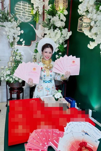 Cặp đôi đều quê ở Cần Thơ. Trương Ngọc sinh năm 1990, còn Kỳ Phú sinh năm 1997. Đám cưới của họ từng “gây bão” trên mạng xã hội hồi đầu năm nay với của hồi môn khủng.