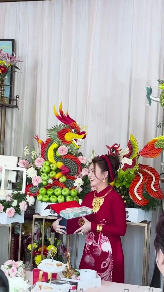 Được biết, đám hỏi của cặp đôi được tổ chức vào sáng 18/1. Cô dâu là Huỳnh Giao (sinh năm 2001), không quá xa lạ với cộng đồng mạng mà là nhân vật gây chấn động MXH 6 năm về trước.