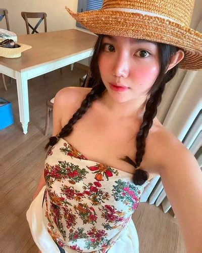 Cô nàng sinh năm 2001 chia sẻ, tiệc cưới của mình có tên là “Eutopia” (Địa đàng trần gian), không gian cưới được trang trí lộng lẫy, xa hoa như một khu vườn địa đàng thu nhỏ, có lối dẫn, có nhạc công đón khách… Đặc biệt, lễ cưới được tổ chức ngay tại nhà hàng cô điều hành.