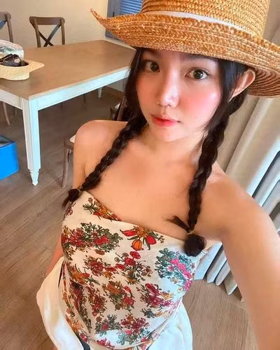 Cô nàng sinh năm 2001 chia sẻ, tiệc cưới của mình có tên là “Eutopia” (Địa đàng trần gian), không gian cưới được trang trí lộng lẫy, xa hoa như một khu vườn địa đàng thu nhỏ, có lối dẫn, có nhạc công đón khách… Đặc biệt, lễ cưới được tổ chức ngay tại nhà hàng cô điều hành.