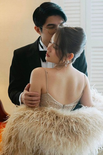 Hiện tại, Huỳnh Giao đã 23 tuổi, sở hữu thần thái và khí chất sang chảnh chuẩn tiểu thư Đồng Tháp. Nếu như 6 năm trước cô nàng nàng có phong cách cá tính, năng động thì bây giờ có phần nữ tính, dịu dàng hơn.