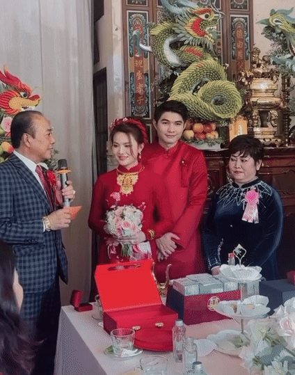 Mới nhất, dân mạng lại được phen xôn xao vì đám hỏi của một cặp đôi ở Đồng Tháp với vì số của hồi môn chấn động. Theo đó, cô dâu chú rể nhận được gia đình tặng sổ tiết kiệm 50 tỷ đồng để làm vốn làm ăn sau khi kết hôn.