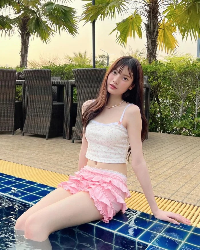 Bạn gái" của Suphanat sở hữu vẻ ngoài xinh như thiên thần với ngũ quan thanh tú, mái tóc bồng bềnh và làn da trắng hồng cuốn hút. Không chỉ được khen ngợi về ngoại hình, gu thời trang của cô cũng rất được lòng công chúng.