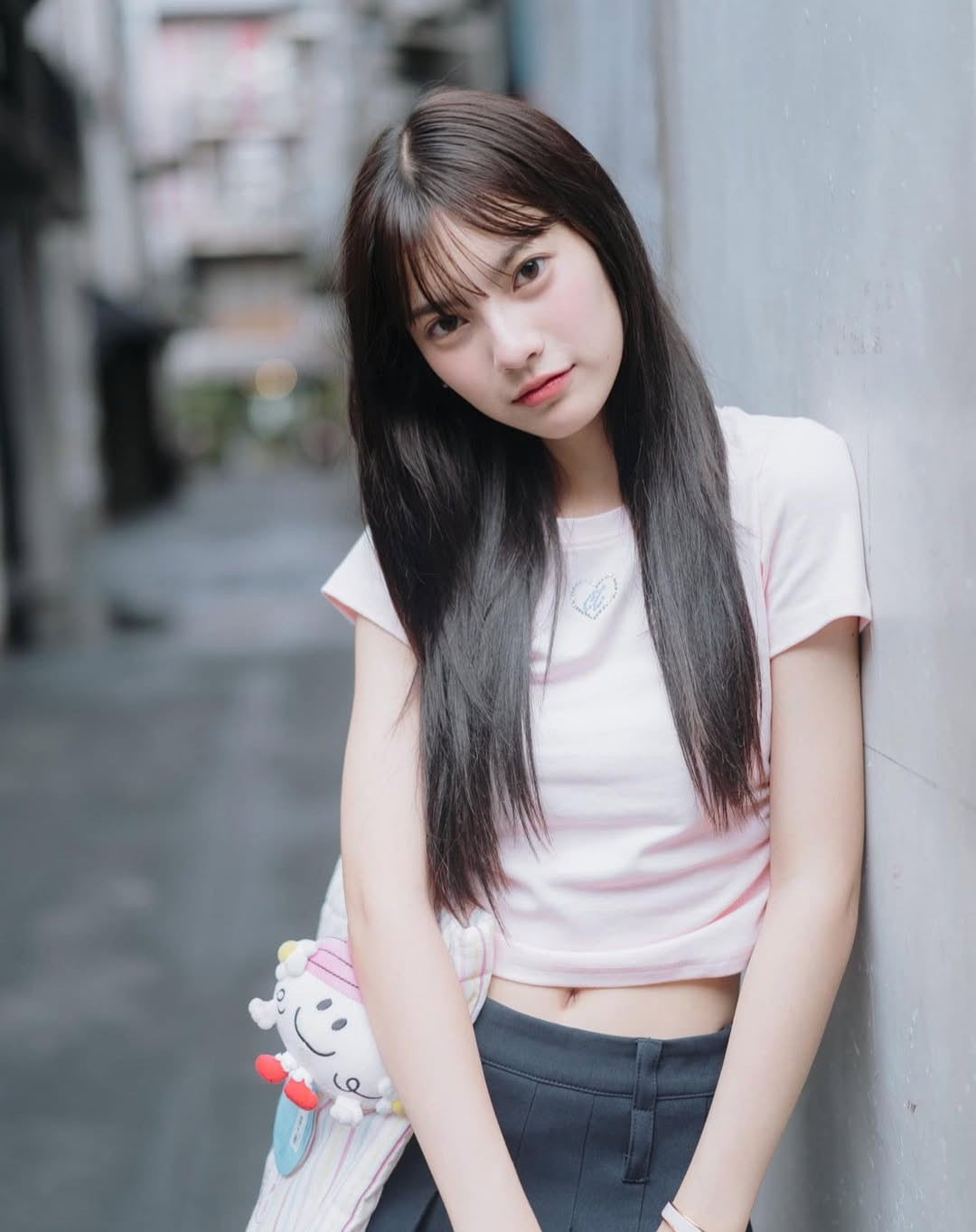 Tuần qua, Punchrakmeow bỗng trở thành "hiện tượng" ở xứ sở chùa Vàng. Hình ảnh của cô được lan truyền với tốc độ chóng mặt trên mạng xã hội khi tham gia vào một dự án âm nhạc.