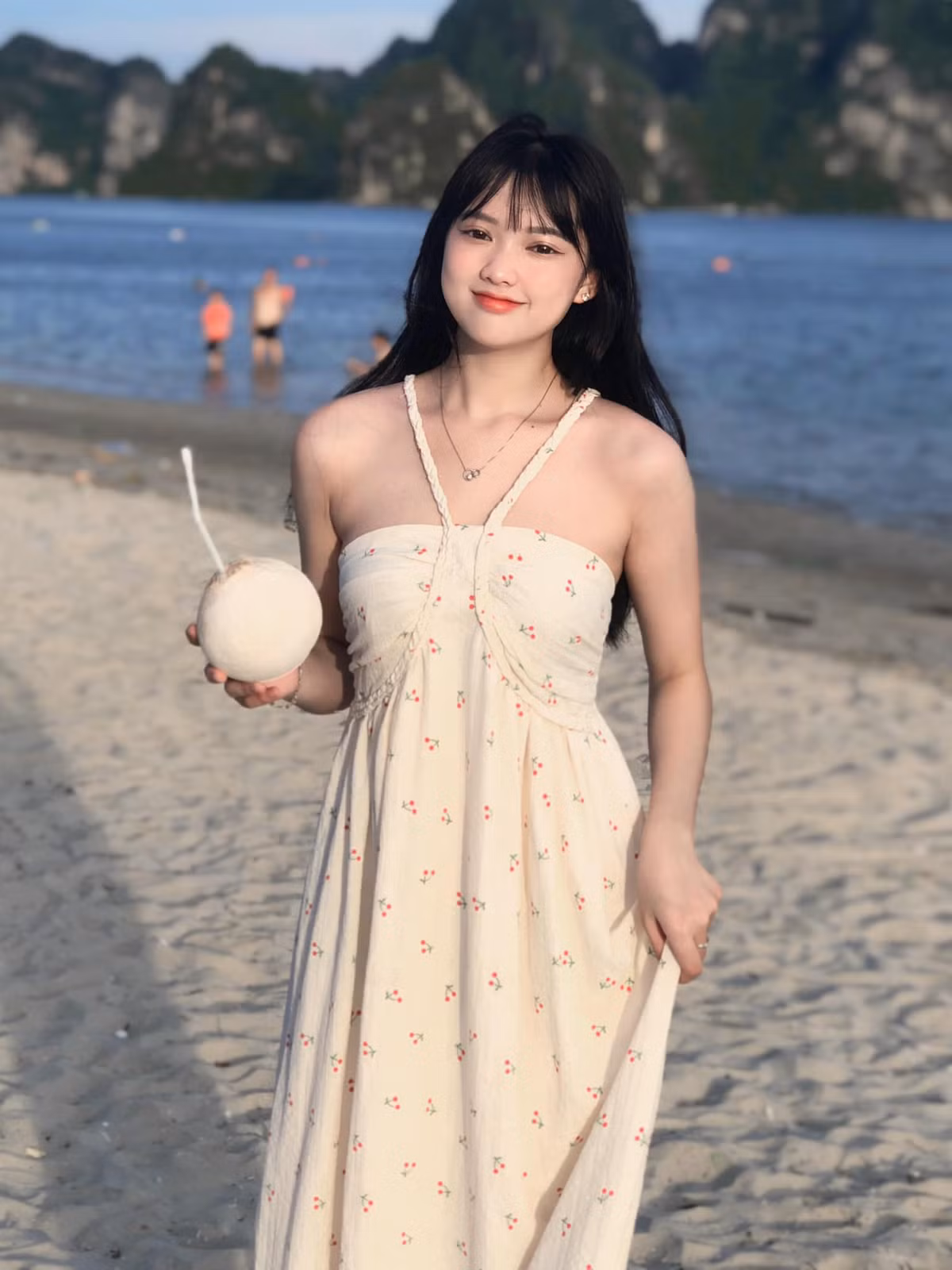 Làn da trắng mịn, gương mặt bầu bĩnh là điểm nhấn trong nhan sắc của Hồng Nhung.