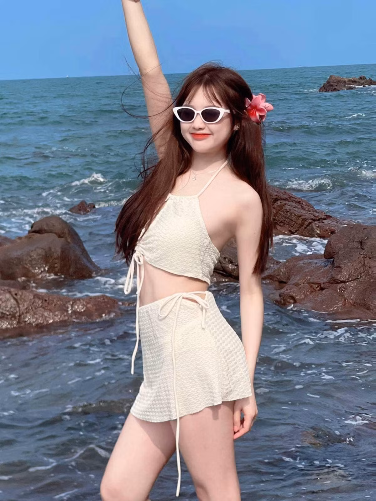 Theo dõi trang cá nhân của cô giáo trẻ Hồng Nhung nhiều người "đứng ngồi không yên" với nhan sắc đời thường của cô nàng.