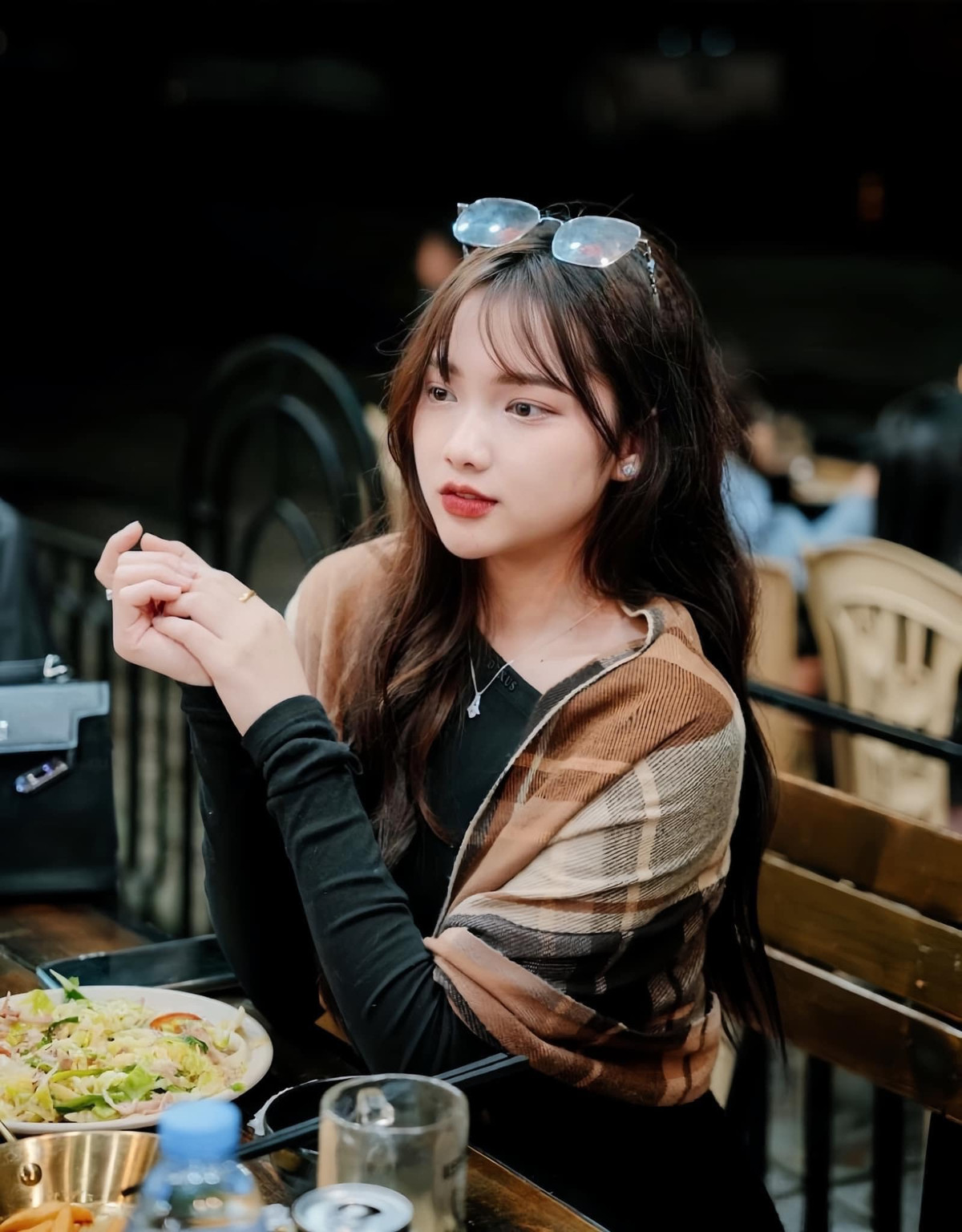 Nhan sắc đời thường của Hồng Nhung mỗi khi đăng tải được netizen khen hết lời bởi vẻ ngoài dịu dàng.