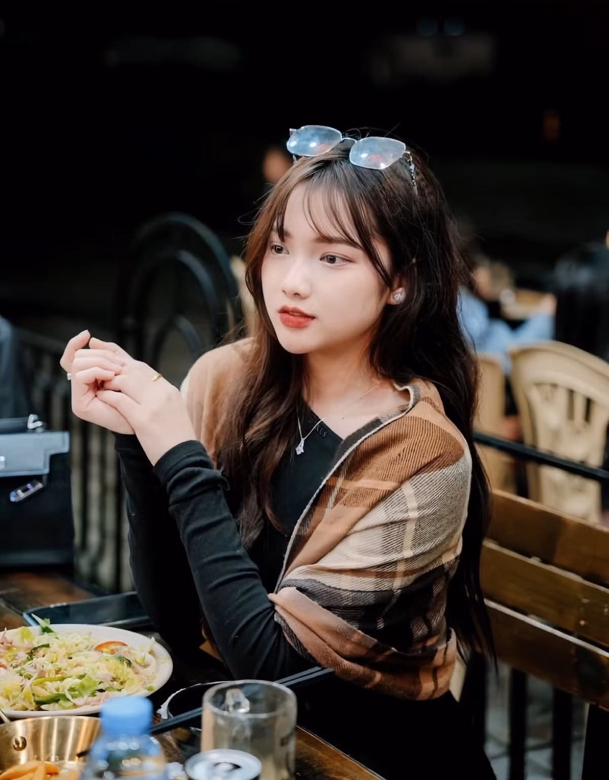 Nhan sắc đời thường của Hồng Nhung mỗi khi đăng tải được netizen khen hết lời bởi vẻ ngoài dịu dàng.