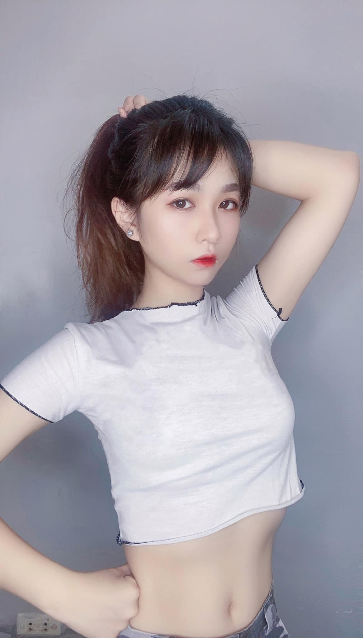 Hoàng Minh Châu là một MC, diễn viên trẻ triển vọng khá nổi trong cộng đồng mạng. Cô nàng còn được biết đến với danh xưng " hot girl Chelsea" khi là fan ruột của CLB Chelsea.