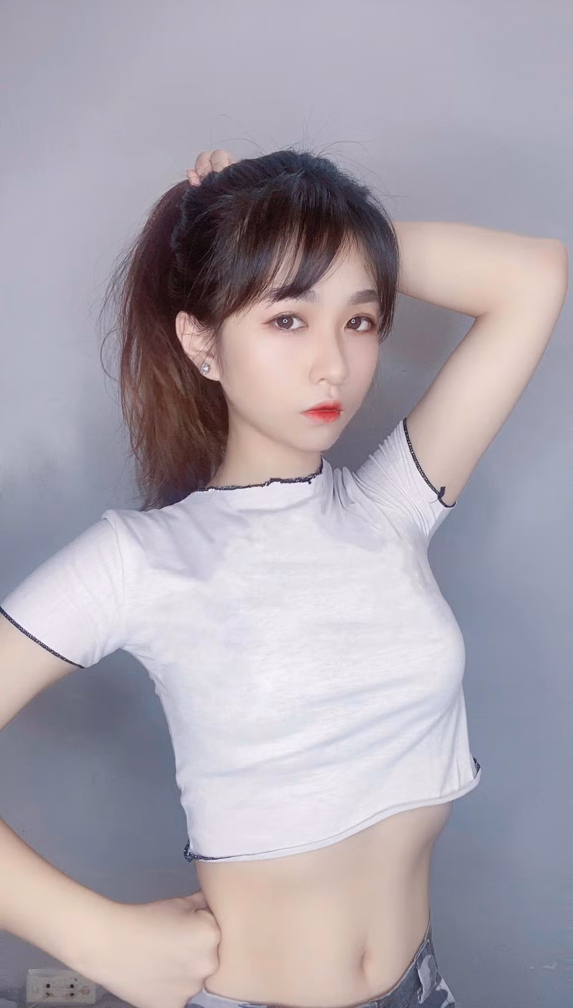 Hoàng Minh Châu là một MC, diễn viên trẻ triển vọng khá nổi trong cộng đồng mạng. Cô nàng còn được biết đến với danh xưng " hot girl Chelsea" khi là fan ruột của CLB Chelsea.