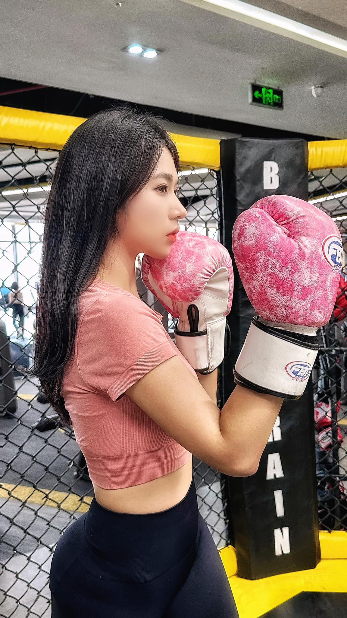 Mặc dù sở hữu vẻ đẹp mong manh như nàng thơ, thế nhưng đâu ai biết được rằng nàng hot girl 9x này đã gắn bó với đam mê môn thể thao vua được 17 năm.