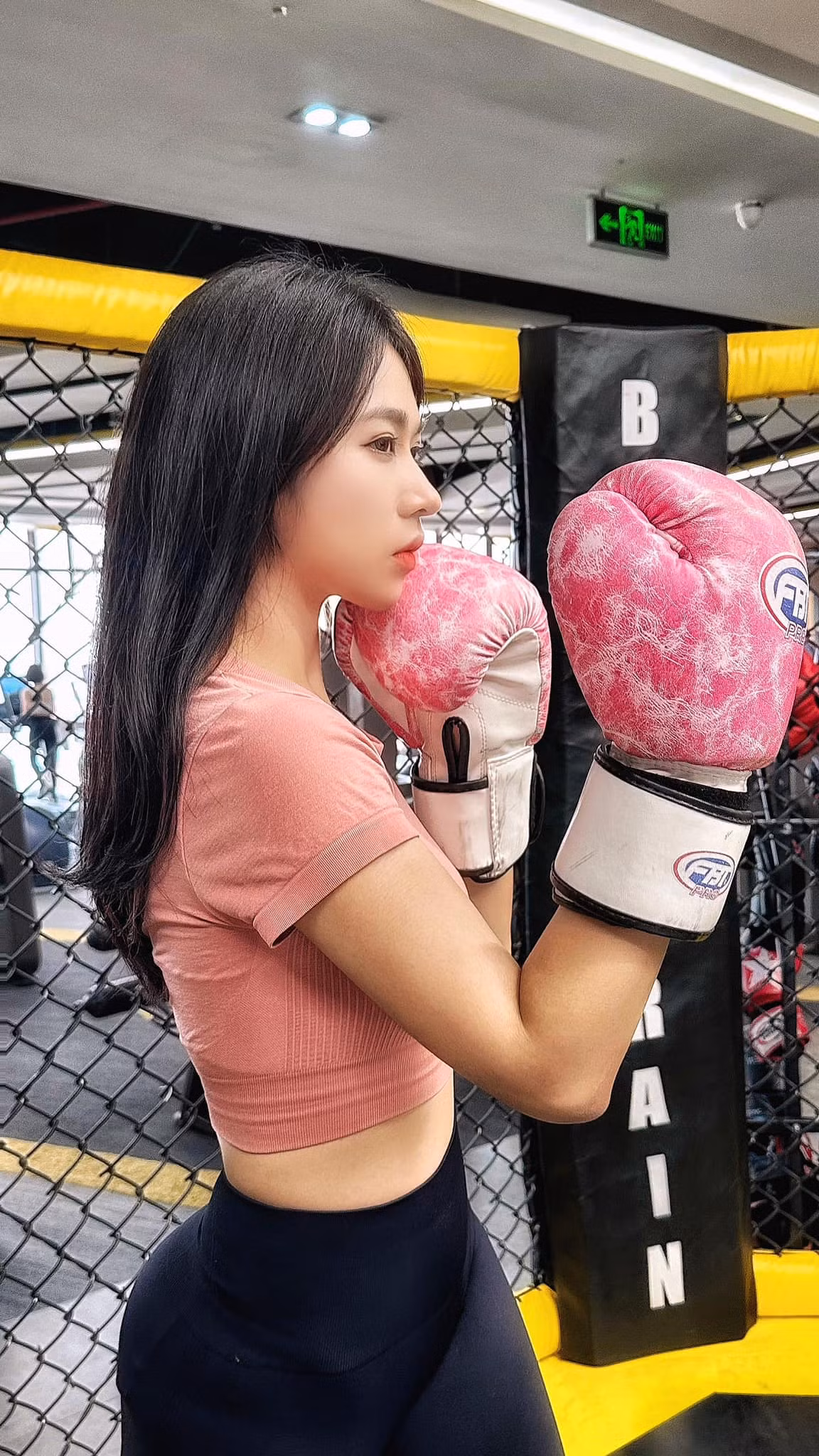 Mặc dù sở hữu vẻ đẹp mong manh như nàng thơ, thế nhưng đâu ai biết được rằng nàng hot girl 9x này đã gắn bó với đam mê môn thể thao vua được 17 năm.