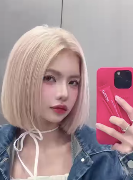 Ciin (Bùi Thảo Ly) sở hữu hàng triệu người theo dõi trên các nền tảng mạng xã hội. Thời mới nổi tiếng, cô nàng được xem là "bản sao Lisa" với mái tóc bằng sáng màu cùng tạo hình khá giống ngôi sao đình đám.