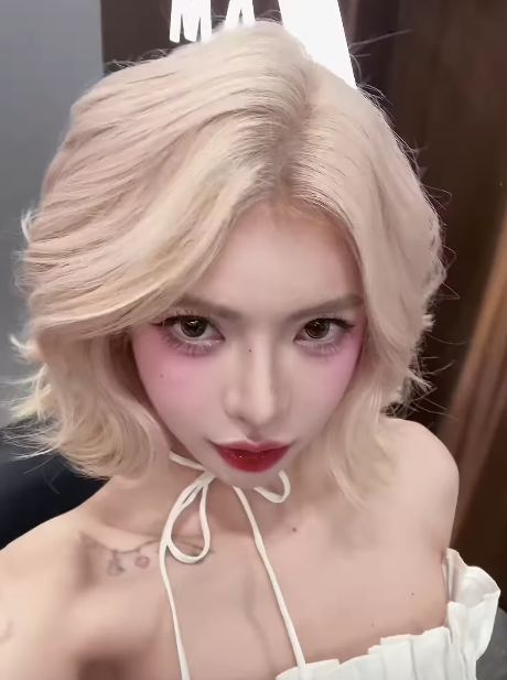 Theo đó, Ciin để lộ mũi to, làn da ngăm đen cùng nụ cười kém xinh.