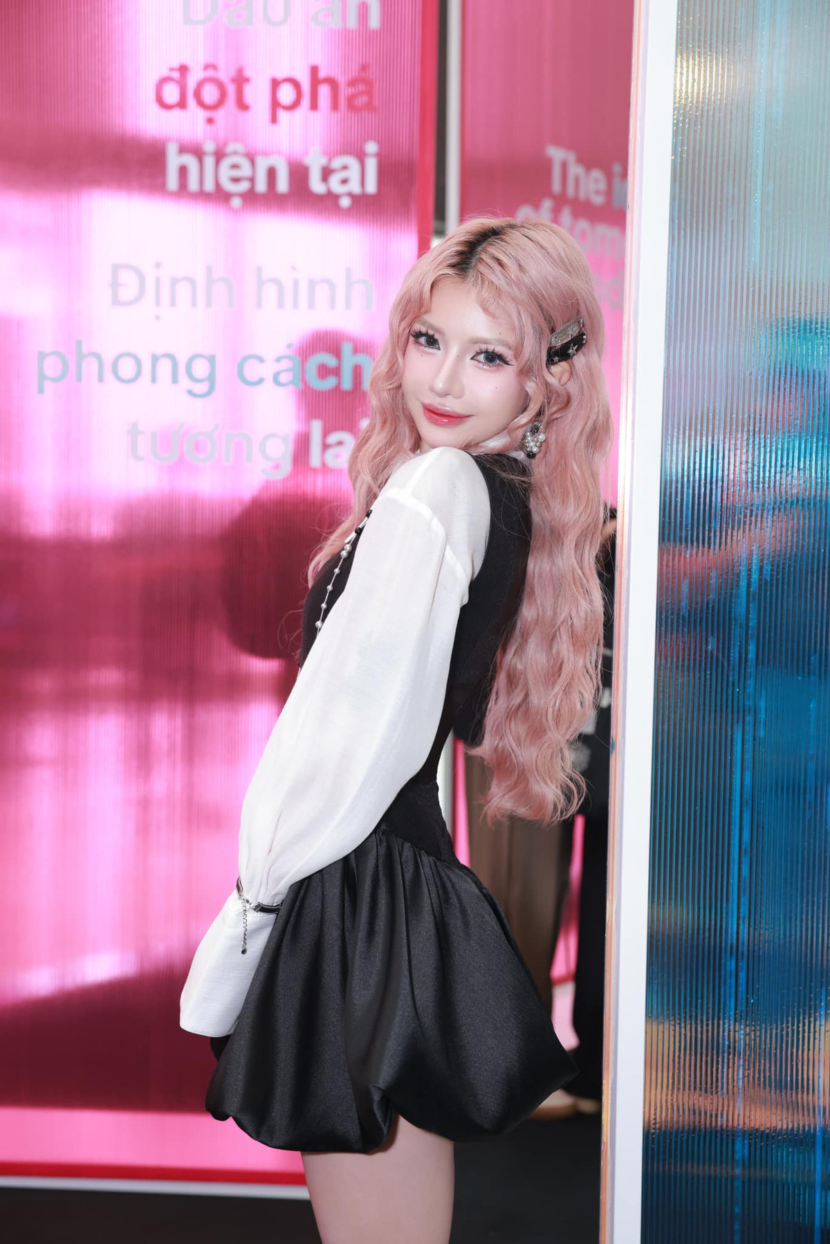 Trong video mới nhất đi "đảo ngói", tân trang nhan sắc, diện mạo mới mẻ của Ciin khiến dân mạng khó nhận. Đặc biệt, hot girl TikTok thể hiện sự tự tin, cá tính.