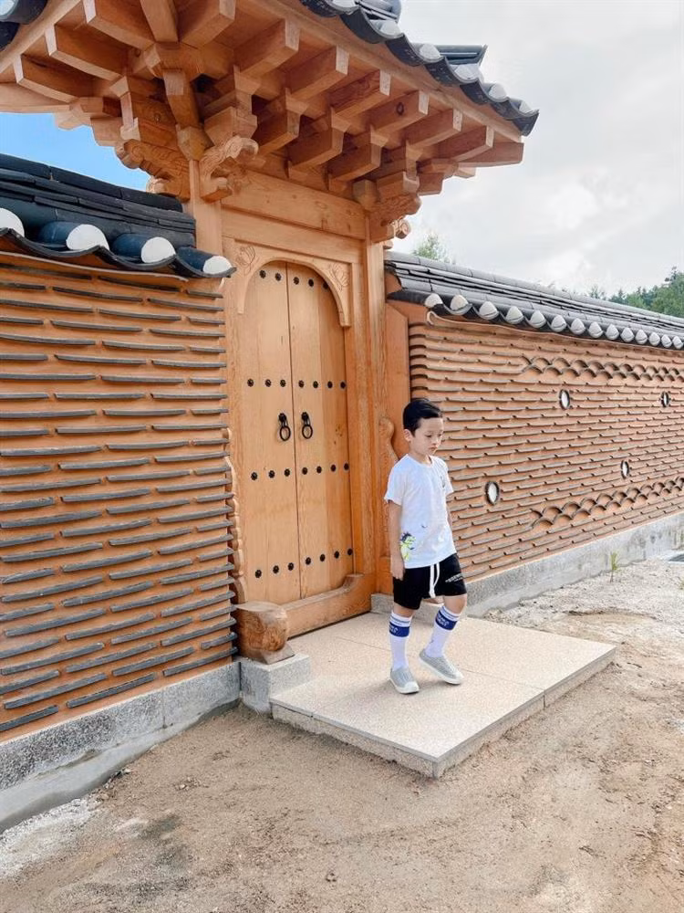 Ở phần bình luận bài đăng, rất nhiều người yêu mến vào dành lời khen ngợi cho nhan sắc của bà mẹ 2 con.