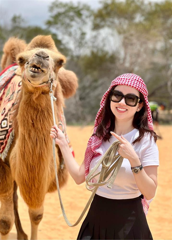 Dù chưa rõ địa điểm cụ thể những nước mà Ly Kute đặt chân qua nhưng qua chia sẻ có thể thấy cô đang tận hưởng khoảng thời gian thú vị bên quý tử.