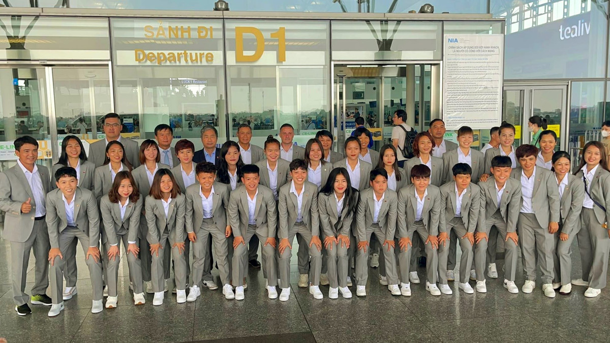 Trước giờ lên máy bay sang New Zealand các cô gái đội tuyển Việt Nam có bức ảnh chụp chung toàn đội.