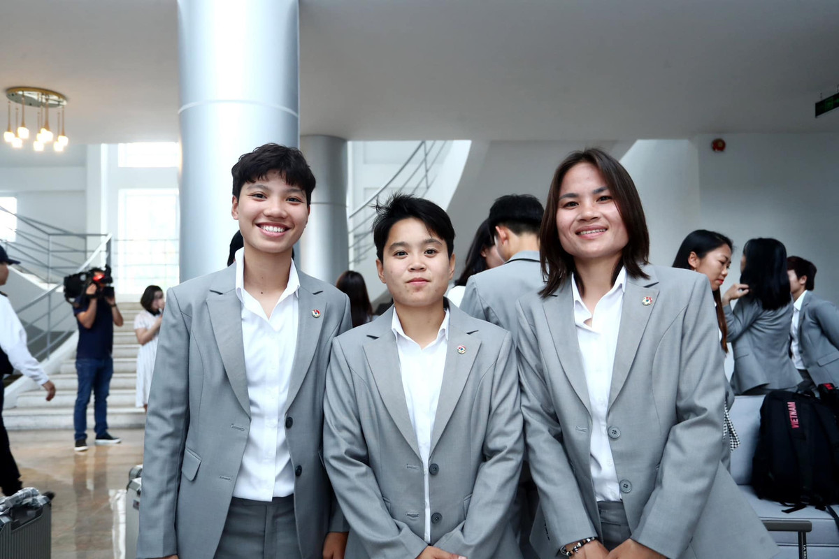 Cùng với đó, lãnh đạo VFF cũng đã gửi lời chúc may mắn, thành công tới các nữ cầu thủ đội tuyển Việt Nam trước giờ lên đường.