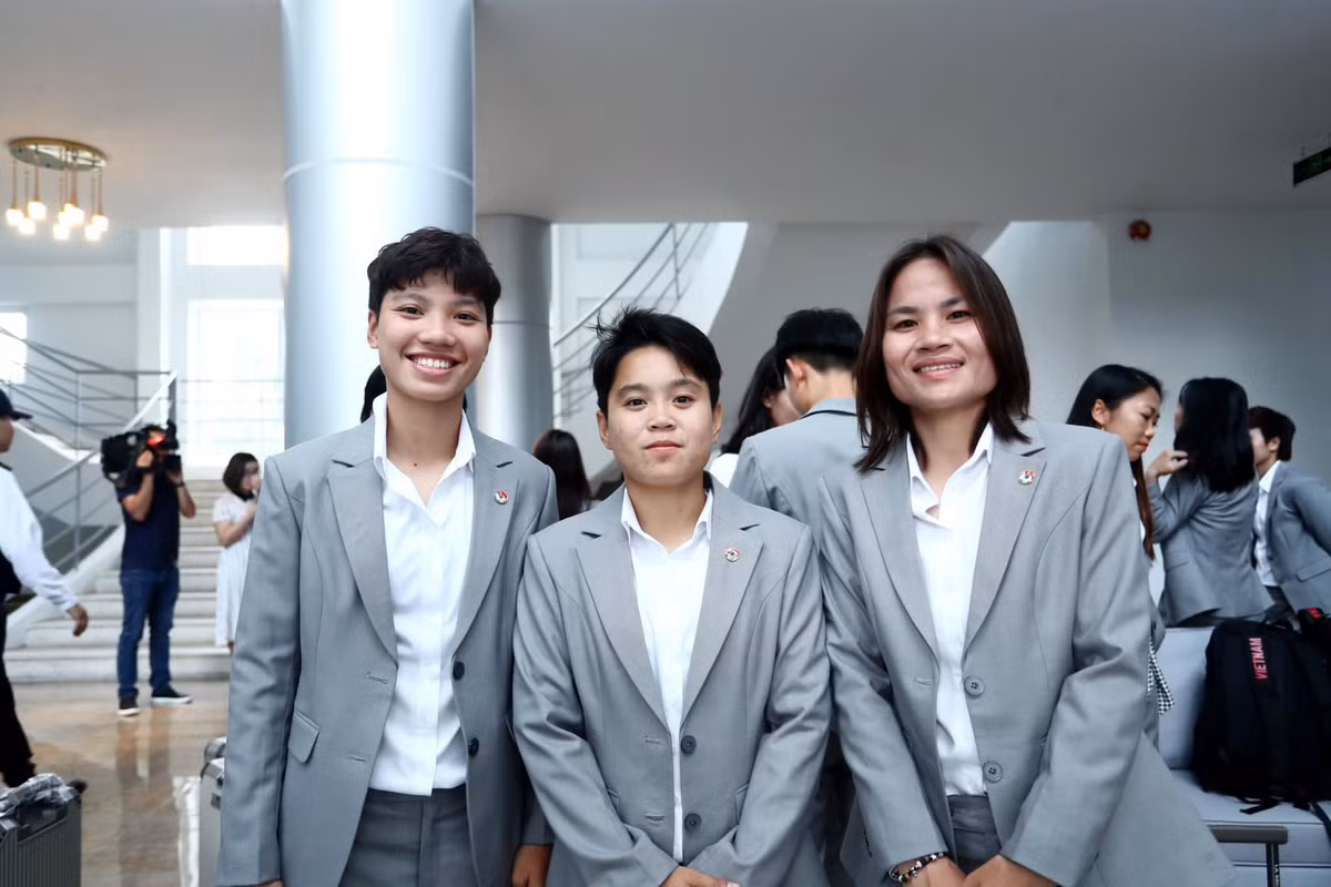 Cùng với đó, lãnh đạo VFF cũng đã gửi lời chúc may mắn, thành công tới các nữ cầu thủ đội tuyển Việt Nam trước giờ lên đường.