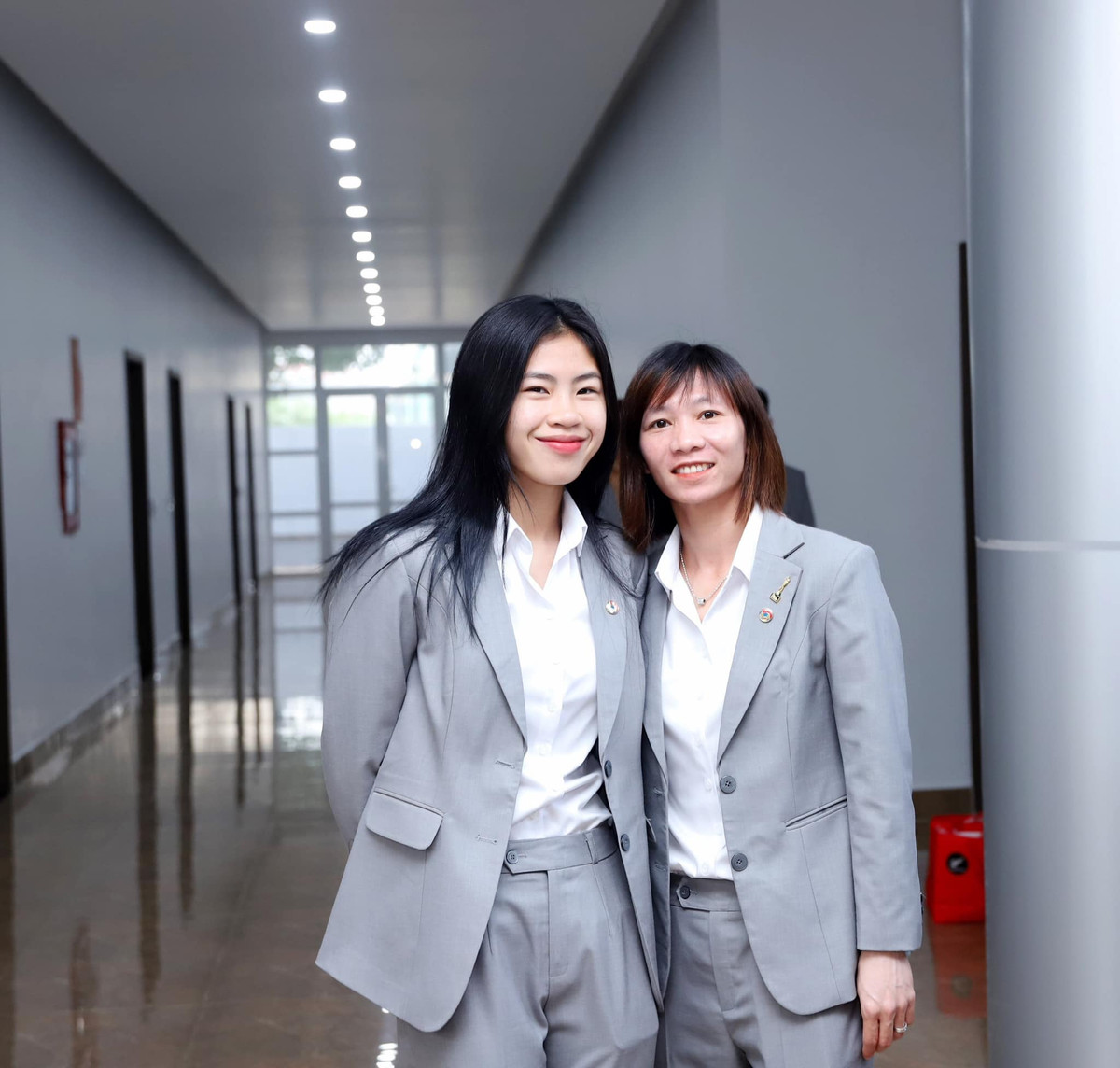 Trước giờ lên đường, các cô gái của đội tuyển nữ Việt Nam đã tranh thủ check-in tại sảnh của LĐBĐ Việt Nam (VFF).