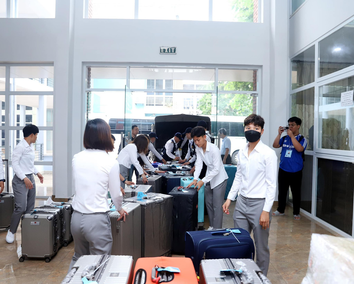 Những ngày qua, đội tuyển nữ Việt Nam nhận được sự quan tâm đặc biệt từ các lãnh đạo Đảng, nhà nước. Thủ tướng Phạm Minh Chính đã tới tận sân tập của các cô gái "kim cương" để động viên.