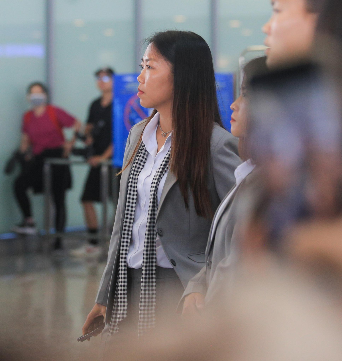 Huỳnh Như xuất hiện ở sân bay với chiếc khăn rằn quen thuộc.