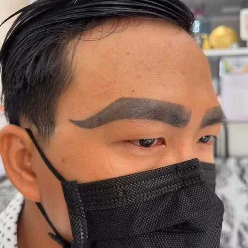 Lông mày bị xăm hỏng là nỗi niềm “khó vẽ nụ cười” mà rất nhiều người đã từng gặp phải. Bởi khi đã xăm lên da thì khó có thể xóa đi được, nhiều trường hợp còn phải sống chung với cặp chân mày lỗi suốt cuộc đời.