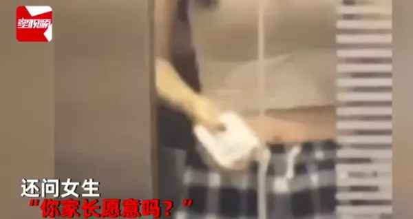 Trước những lời chỉ trích khó nghe, cô gái lập tức phản bác: "Ăn mặc thế nào là quyền tự do của mỗi người mà, đâu có ai quy định là không được mặc đồ hở rốn đâu? Chẳng lẽ giáo viên lại phê bình cách ăn mặc của cháu ư?”