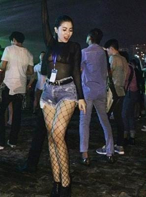 Vào Facebook cá nhân, người ta còn bất ngờ hơn bởi phong cách thời trang táo tợn, nóng bỏng của cô giáo Thanh Nhàn.