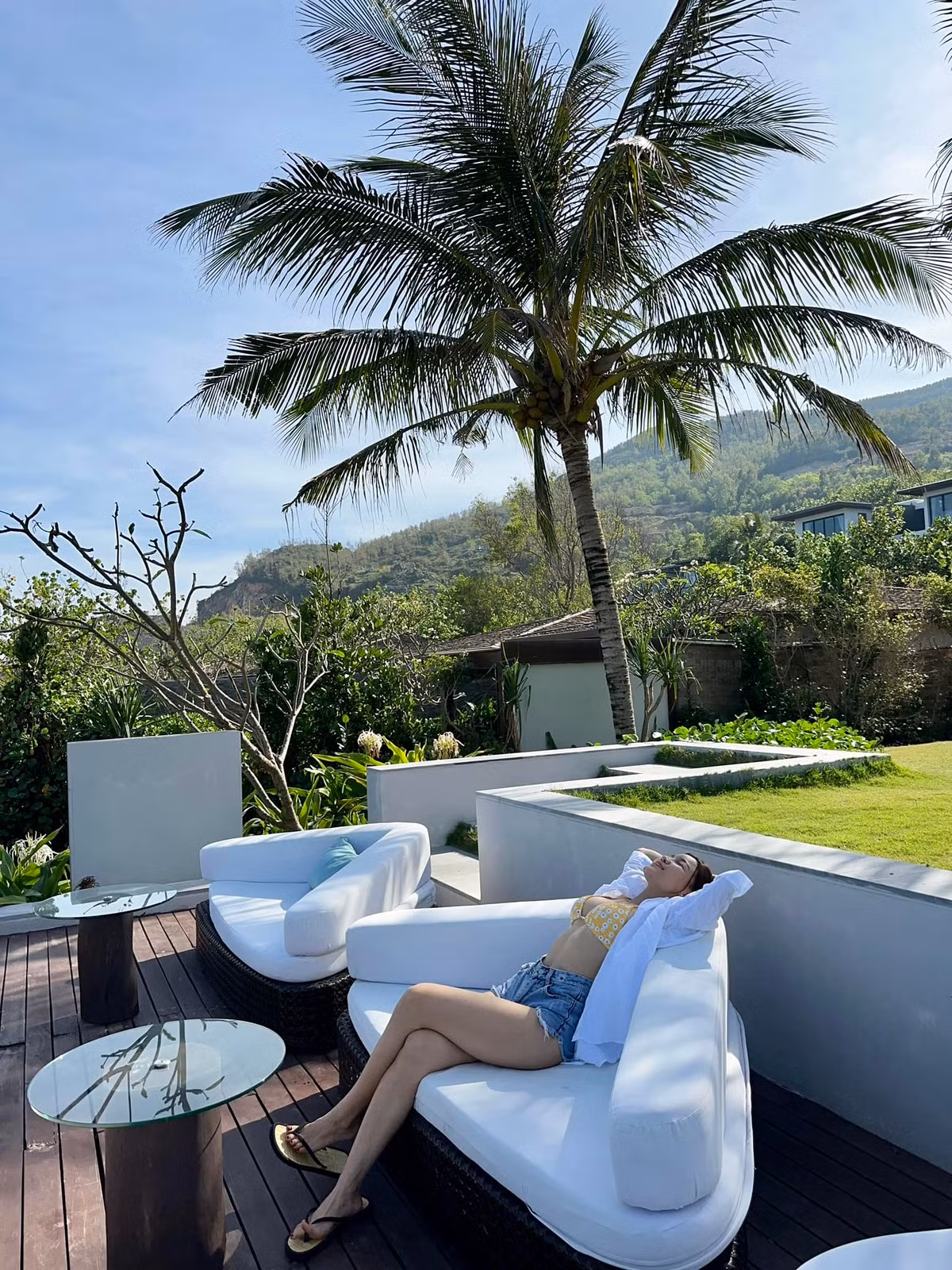 Yến Xuân chia sẻ: “Trên bãi biển lác đác vài bóng người. Chỉ có cát, biển với nắng và nắng hơn. Tuyệt vời”.