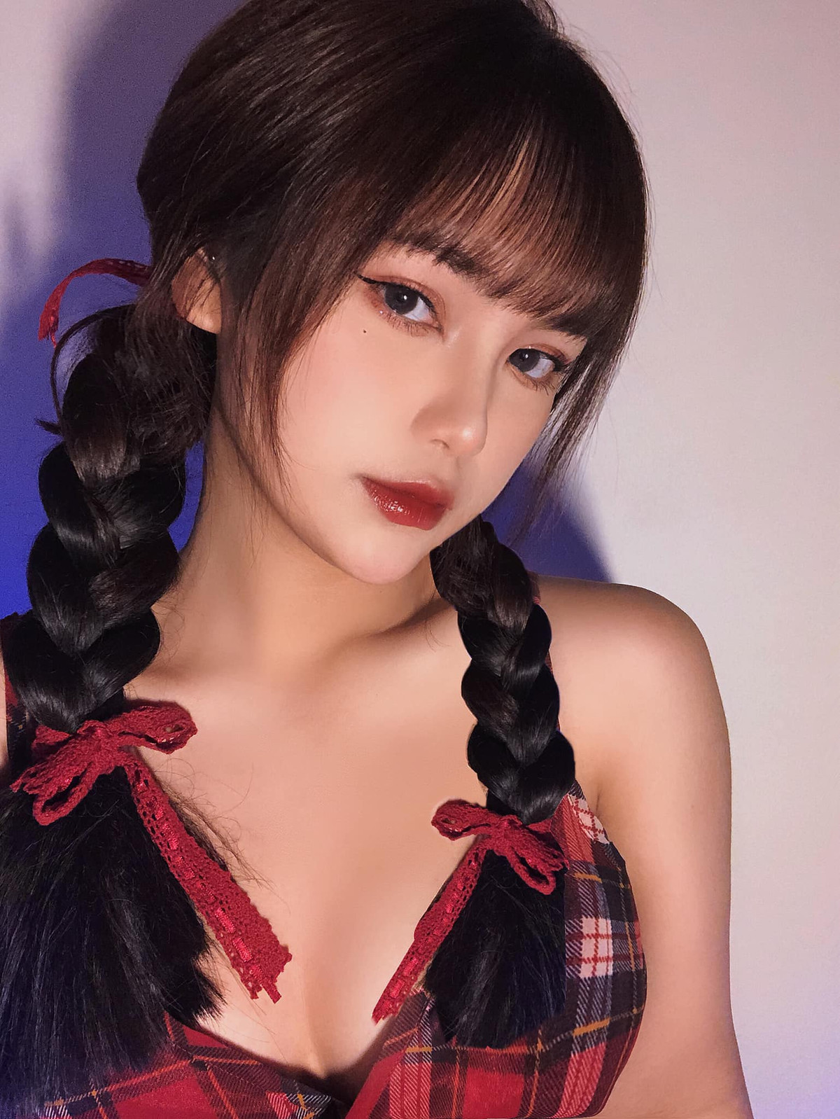 Nguyễn Trương Anh Thư (SN 2002, sống ở Đà Lạt) từng là sinh viên trường Đại học Yersin Đà Lạt. Bên cạnh việc học, nữ sinh 2k2 còn dành thời gian rảnh để nhận thêm công việc liên quan đến ngành PR.