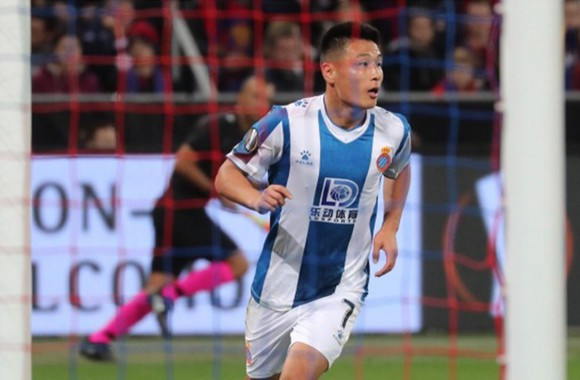 Chính thời điểm đó, Wu Lei bị cho là bản hợp đồng thương mại để đánh bóng tên tuổi Trung Quốc tại châu Âu bởi bàn tay của vị chủ tịch CLB Espanyol là Chen Yansheng thay vì chuyên môn.