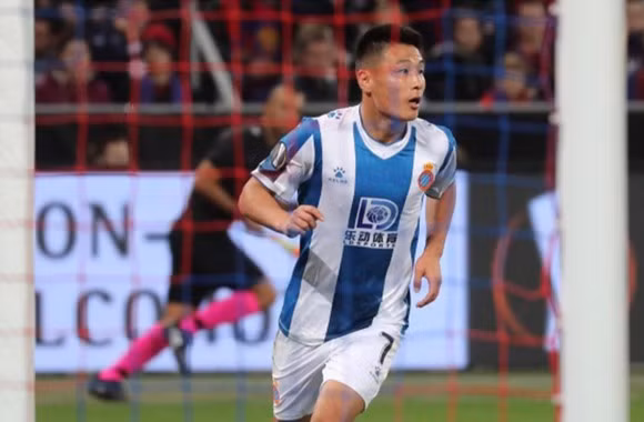 Chính thời điểm đó, Wu Lei bị cho là bản hợp đồng thương mại để đánh bóng tên tuổi Trung Quốc tại châu Âu bởi bàn tay của vị chủ tịch CLB Espanyol là Chen Yansheng thay vì chuyên môn.