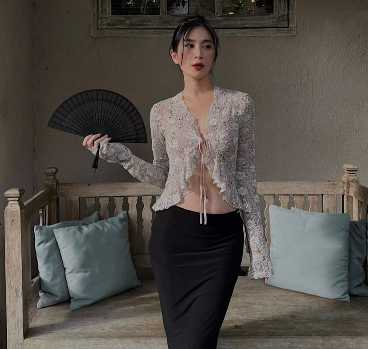 Gu thời trang của Ngọc Anh nhận về nhiều chú ý với phong cách gợi cảm, hiện đại. Cô cũng được chọn làm gương mặt chụp mẫu cho một số nhãn hàng.