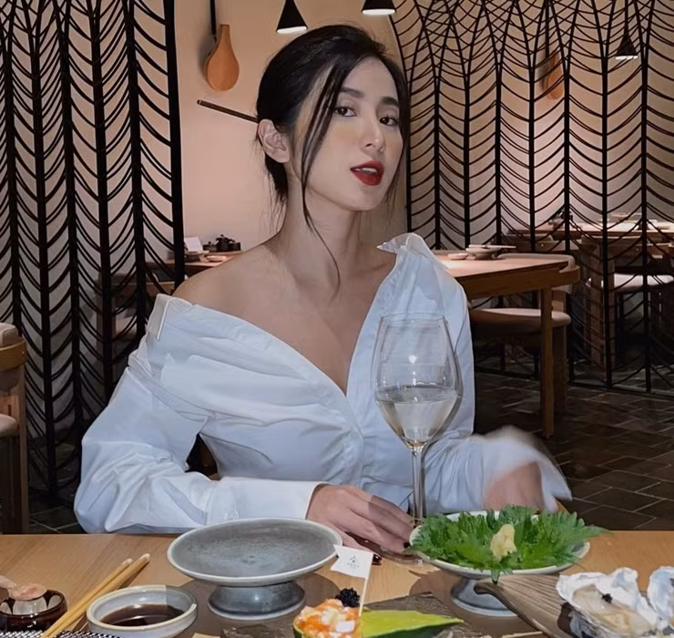 Thậm chí nhiều người còn phải cảm thán rằng, Ngọc Anh vẫn giữ vững phong độ trên đường đua nhan sắc dù đã bước vào tuổi U40.