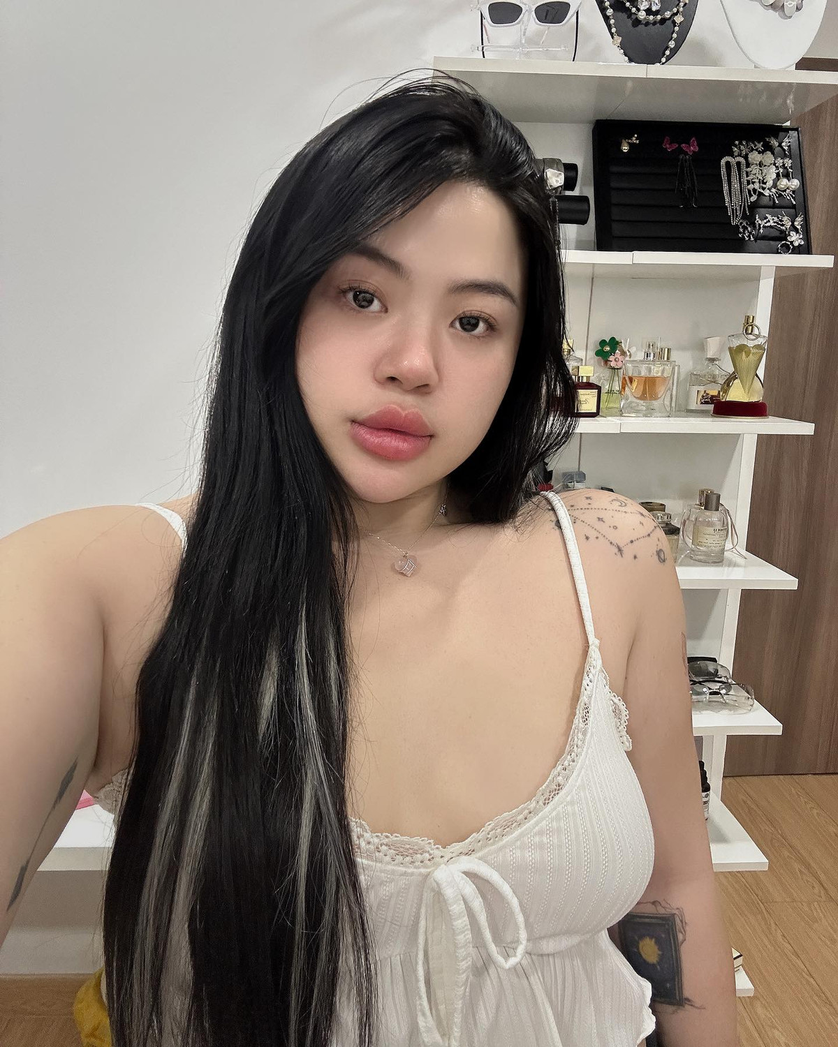 Trên trang cá nhân, Hữu Vi không ngại khoe dáng trong những bộ bikini, nội y gợi cảm cùng với thần thái “ngút ngàn”.