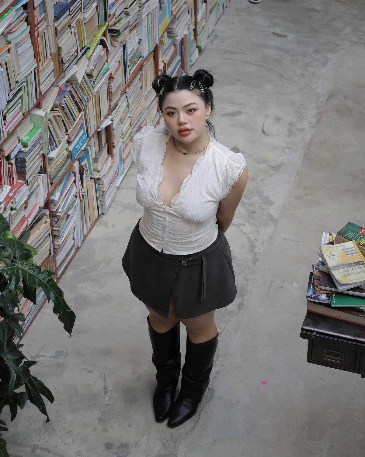 Bất chấp vòng eo 80cm, Hữu Vi vẫn tỏa sáng với gu ăn mặc sang trọng, thời thượng.