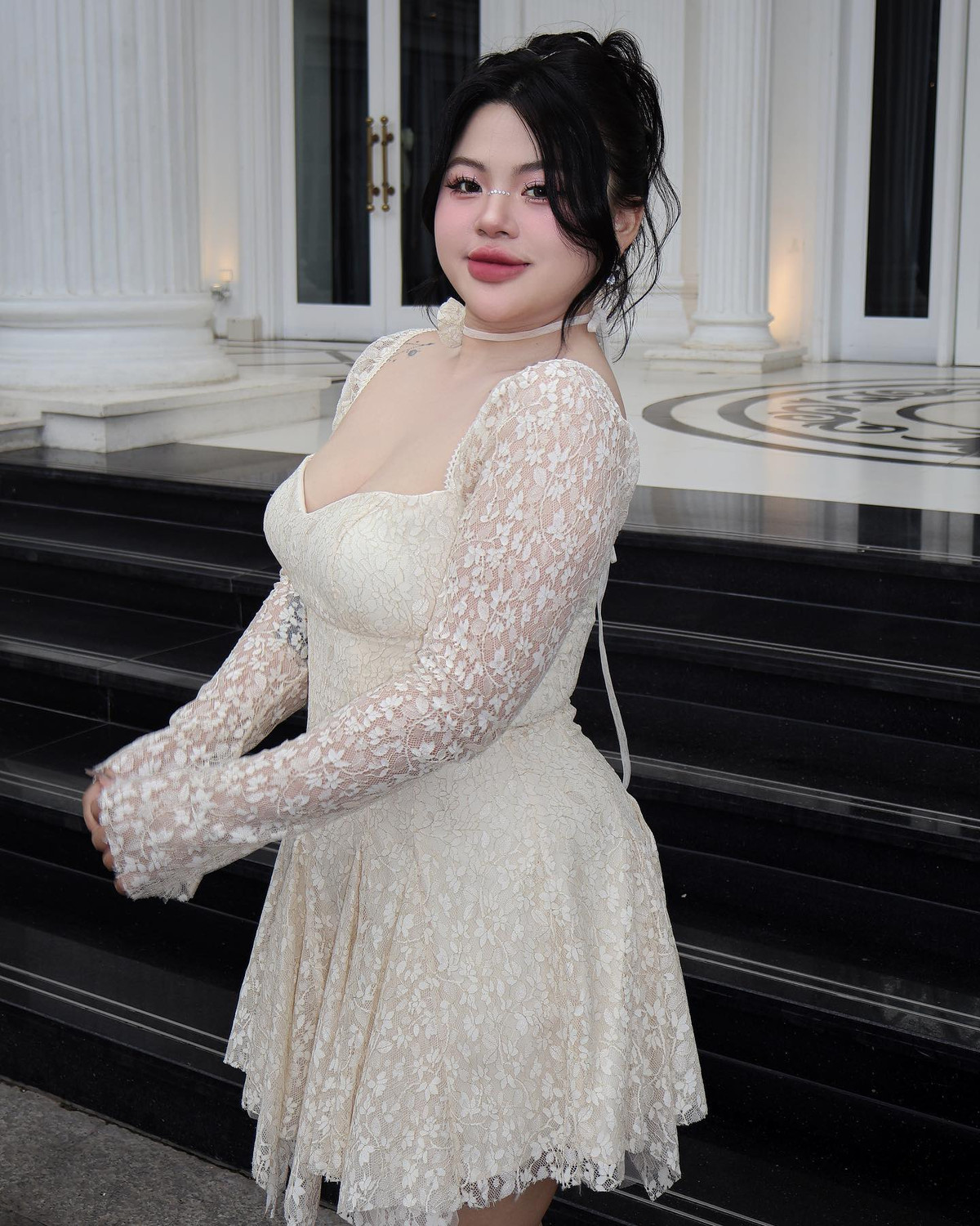 Sau thời gian dài nỗ lực xây dựng hình ảnh cá nhân cũng như phong cách thời trang, Hữu Vi nhận được nhiều lời mời quảng cáo cho các thương hiệu thời trang, đặc biệt là nội y.