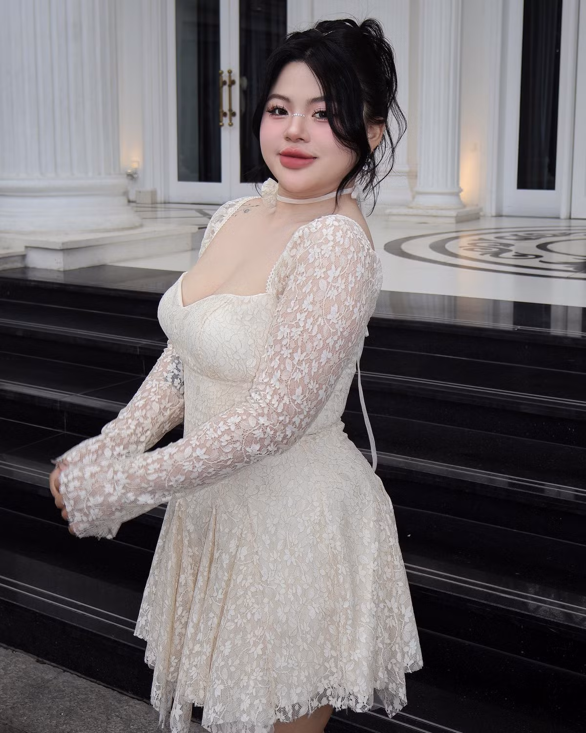 Sau thời gian dài nỗ lực xây dựng hình ảnh cá nhân cũng như phong cách thời trang, Hữu Vi nhận được nhiều lời mời quảng cáo cho các thương hiệu thời trang, đặc biệt là nội y.