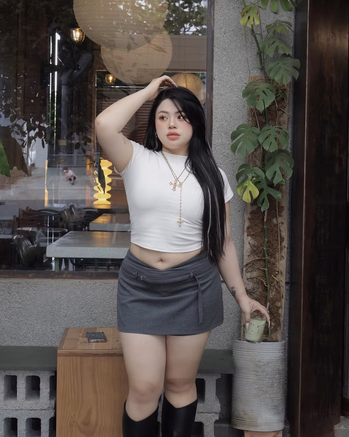 Giữa “rừng gái xinh” theo đuổi nét đẹp “mình hạc xương mai”, sự xuất hiện của Cổ Hữu Vi - một cô nàng mũm mĩm nhưng phong cách và thần thái quyến rũ không thể chê đã thu hút sự chú ý của nhiều người.