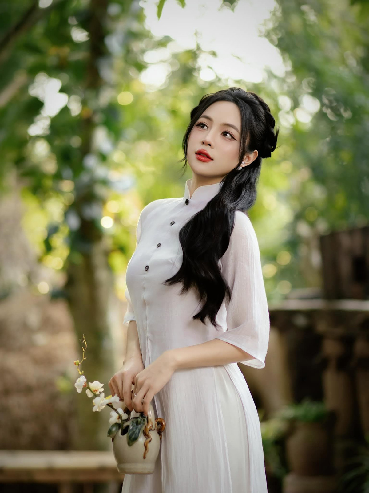 "Tôi vô cùng bất ngờ và hạnh phúc với chức vô địch. Đây là lần đầu tiên, tôi tham dự một giải pickleball có quy mô lên đến hàng trăm VĐV như thế này. Tôi được bạn bè rủ rê tham dự nên đồng ý. Tôi chỉ nghĩ đến với giải để góp vui, thậm chí còn nghĩ mình chưa chắc qua được vòng bảng”, Bunny Thảo chia sẻ trên bục nhận cúp vô địch.